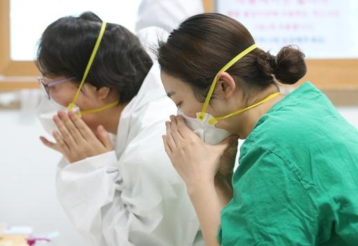 韩国境外输入病例累计破千 引发本土157人感染