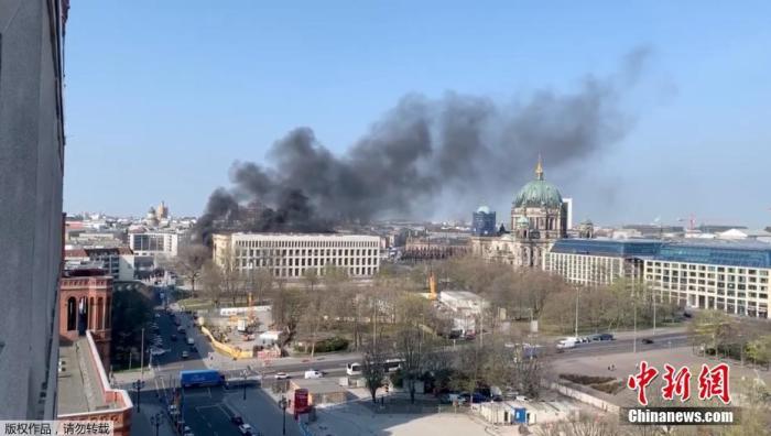 外媒：德国柏林城市宫发生火灾 已造成1人受伤