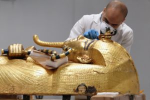 镀金层开裂 埃及图坦卡蒙法老金棺首次修复缩略图