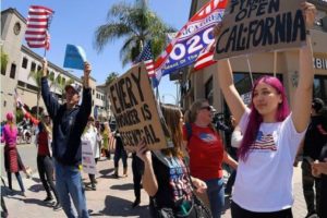 反“居家令”游行蔓延至美国加州 200多人外出抗议缩略图