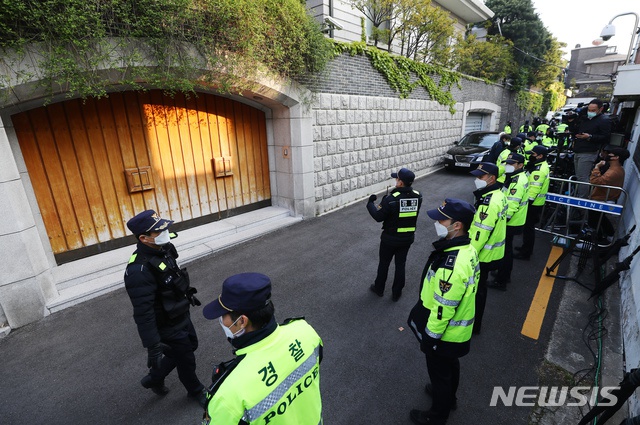 韩国89岁前总统全斗焕出庭受审 家门口警察堵成人墙
