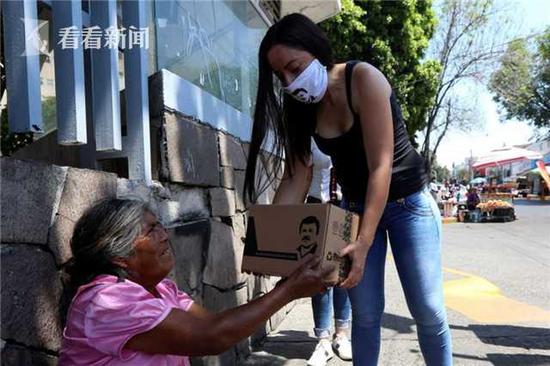 墨西哥黑帮街头发抗疫物资 总统喊话:不如不犯罪