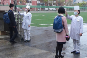 朝鲜学生分批返校现场：门口测体温 戴口罩听课(图)缩略图