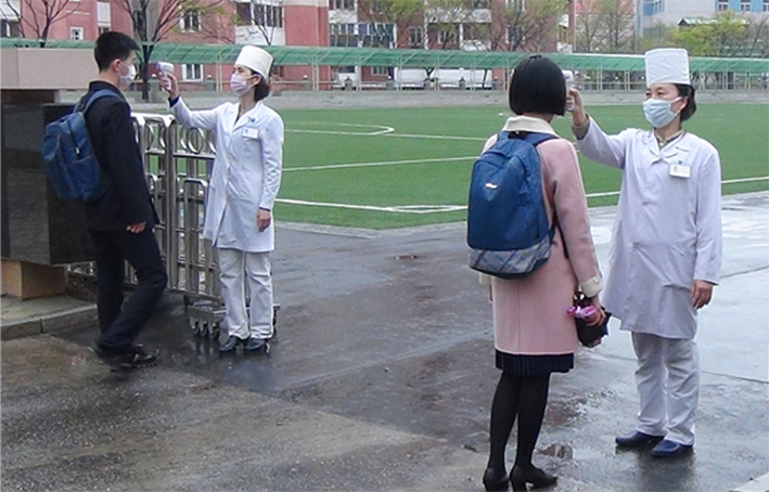 朝鲜学生分批返校现场：门口测体温 戴口罩听课(图)