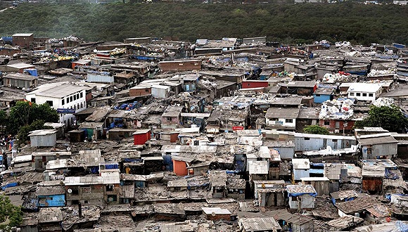 500人共用一厕、确诊者遮遮掩掩 印度最大贫民窟悬了