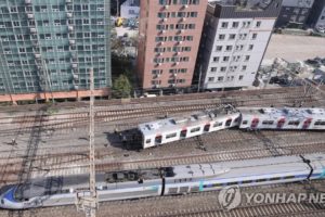 韩国首尔地铁脱轨 100多名乘客步行离开(图)缩略图