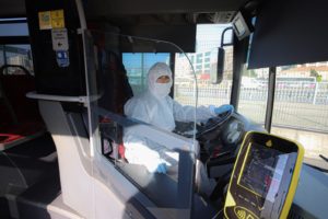 土耳其伊斯坦布尔抗疫新举措 公交司机穿上防护服缩略图