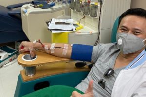 菲律宾参议员治愈后带头捐血浆缩略图