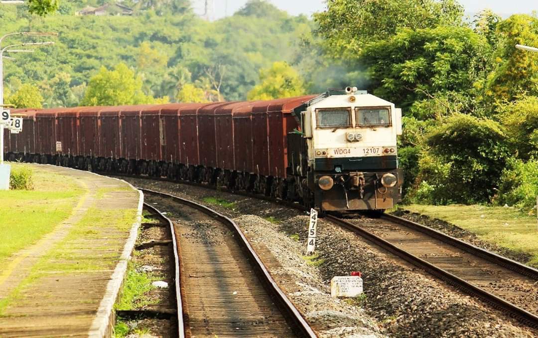 印度封锁期间 铁路、民航部门全力保障物资运输
