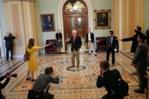 美参议院多数党领袖接受采访：记者戴口罩 距离近2米缩略图