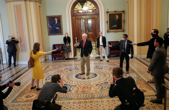 美参议院多数党领袖接受采访：记者戴口罩 距离近2米