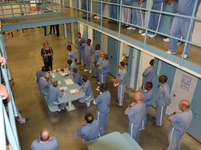 美国佛州监狱囚犯将为看管他们的狱警制作布口罩