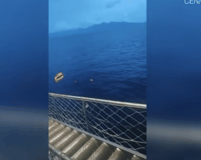 印尼一艘渡轮即将靠岸，有人怕感染新冠病毒跳海了