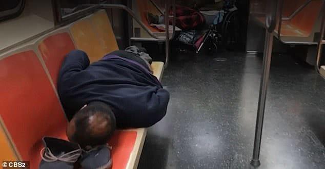 疫情下大量流浪汉占领纽约地铁，吃喝拉撒睡全在车上
