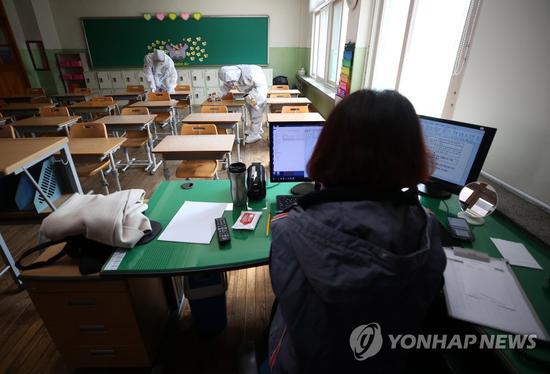 韩国9日起线上开学 教师担忧：线上平台根本打不开