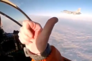 俄与北约战机“友好”互动 俄飞行员给对方竖大拇指缩略图