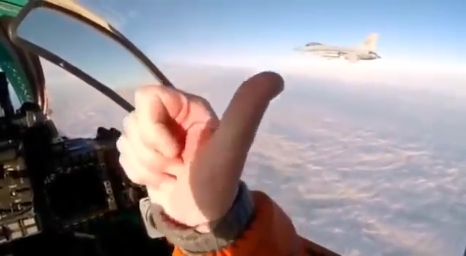 俄与北约战机“友好”互动 俄飞行员给对方竖大拇指