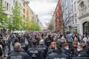 柏林数百人聚集抗议应对疫情封锁措施 100多人被捕缩略图