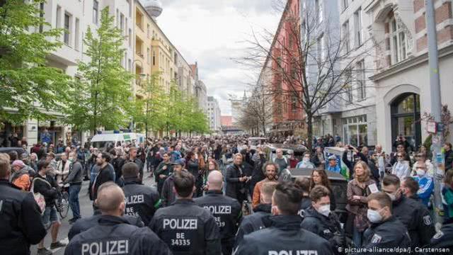 柏林数百人聚集抗议应对疫情封锁措施 100多人被捕
