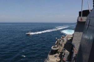 伊朗船只与美军舰在波斯湾”危险接触” 相距不足10米缩略图