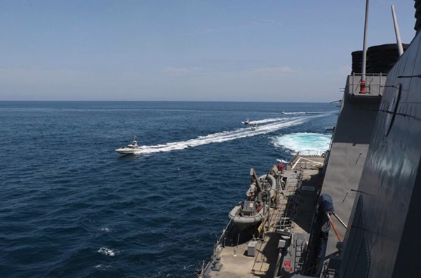 伊朗船只与美军舰在波斯湾"危险接触" 相距不足10米