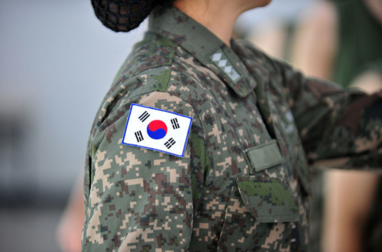 韩国男兵被女上司约谈 一言不合拿起锨打人