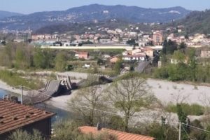 意大利托斯卡纳一座桥梁垮塌 两辆货车坠桥缩略图