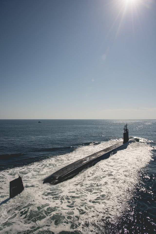 史上首次！美军核潜艇为躲避疫情在水中举行服役仪式