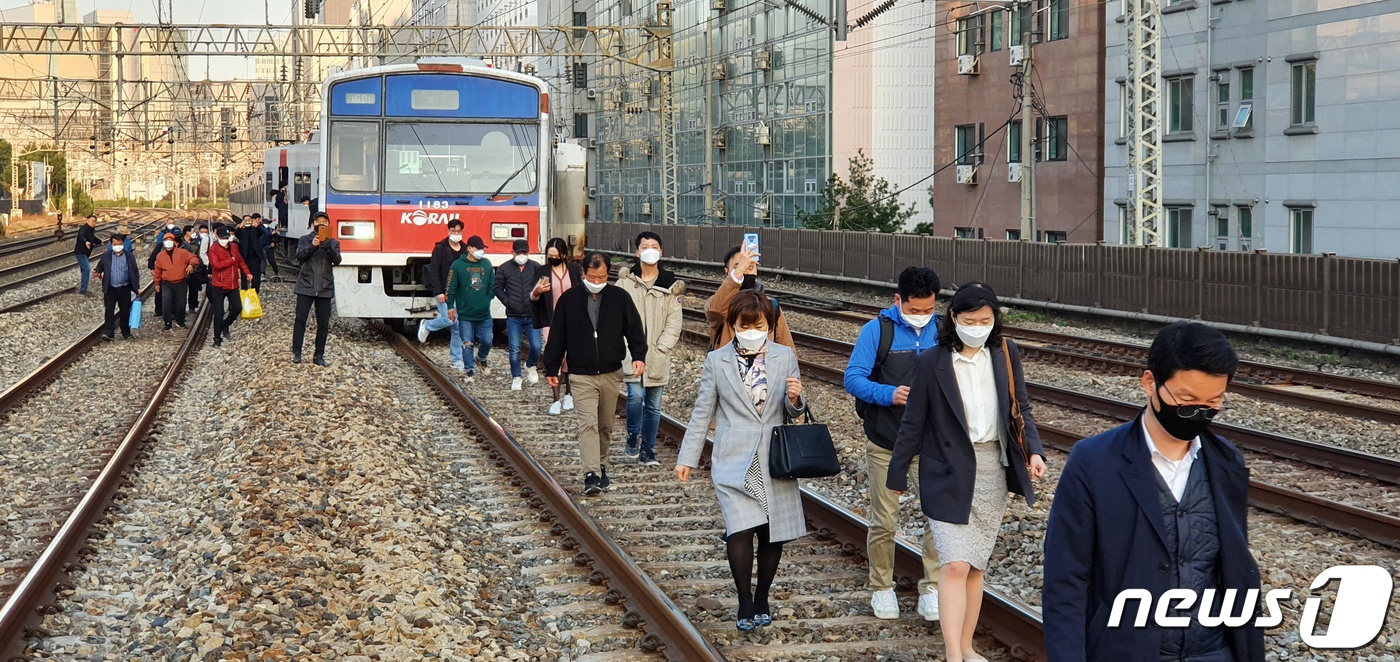 韩国首尔地铁脱轨 100多名乘客步行离开(图)