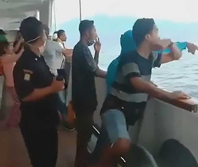 印尼一艘渡轮即将靠岸，有人怕感染新冠病毒跳海了
