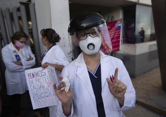 医用防护装备匮乏，墨西哥数十名医护上街高喊求救
