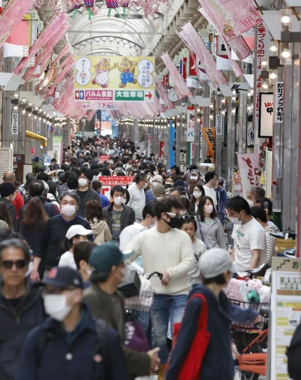 日媒：东京一日新增107例 但商店街拥挤状况一如往常