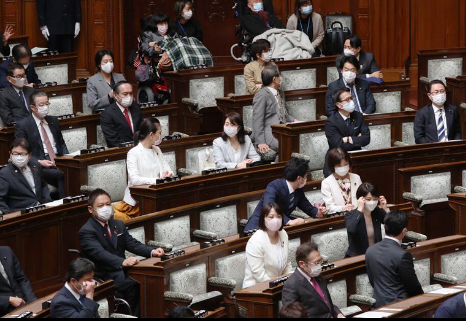 日本国会疫情期间照常开会：议员隔开坐，起立做表决