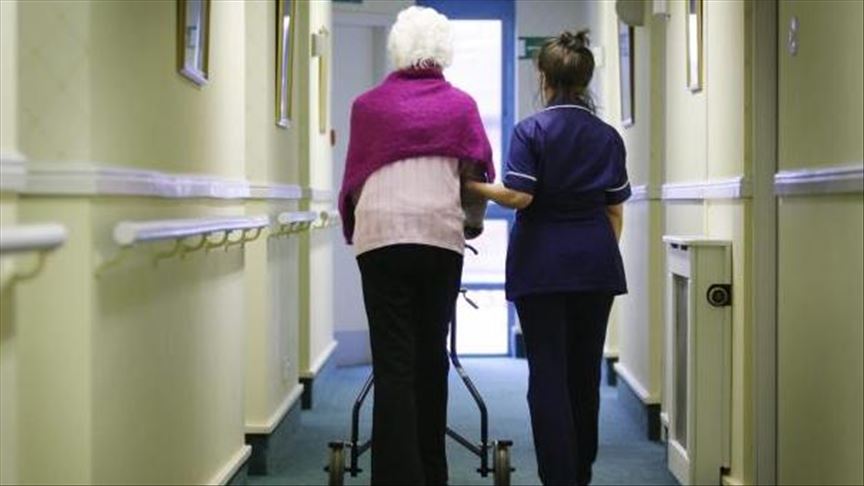 被忽视的阵线：英国半数养老院感染新冠病毒