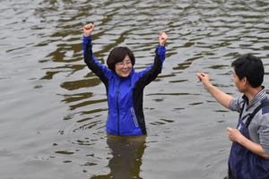 顺利当选后 韩国女市长当众跳进河里(图)缩略图