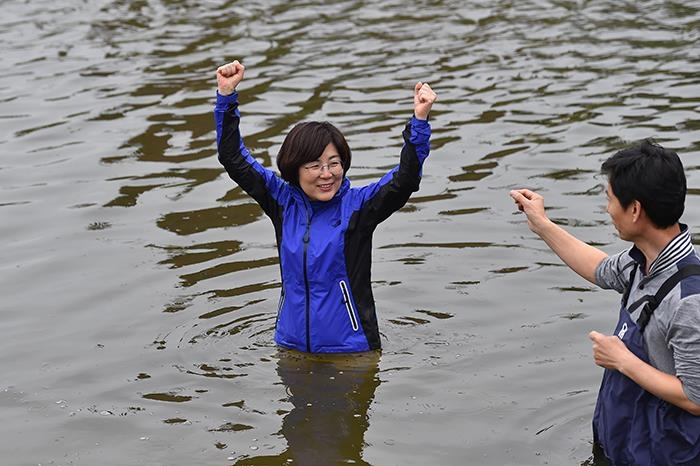 顺利当选后 韩国女市长当众跳进河里(图)