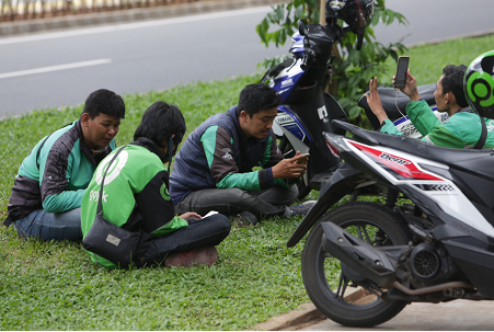 因疫情实行社区隔离政策 印尼网约司机收入大减