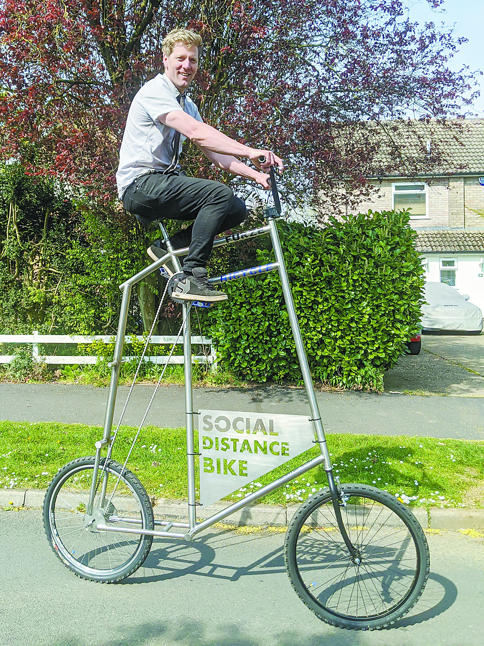 英国人骑安全自行车保持社交距离：2米高(图)