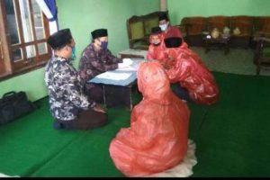 印尼一对新人新冠肺炎疫情期间穿塑料雨衣结婚缩略图