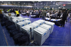 韩国国会议员选举：执政党共同民主党拿下60%的议席缩略图