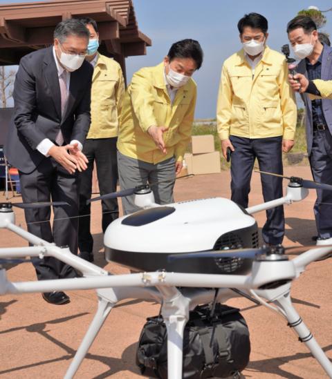 韩国用无人机给小岛居民送口罩 一次能运300个(图)