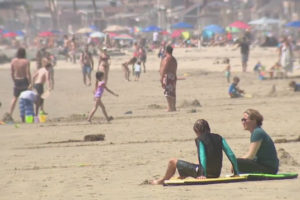 气温几近40℃ 美国加州上万居民涌向海滩避暑缩略图
