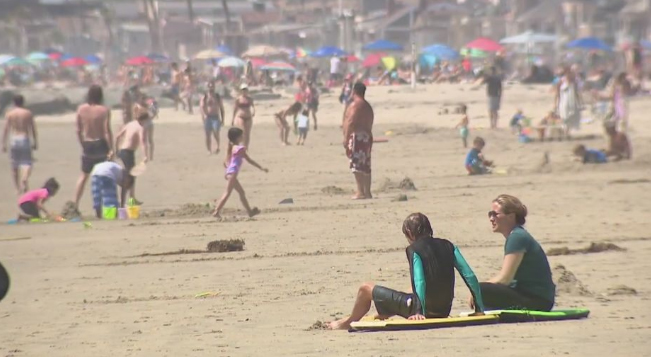 气温几近40℃ 美国加州上万居民涌向海滩避暑