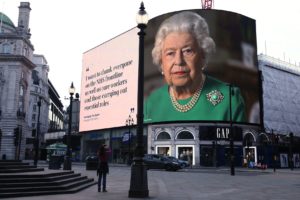 鼓舞抗疫 伦敦街头巨幅广告牌现女王头像和这些标语缩略图