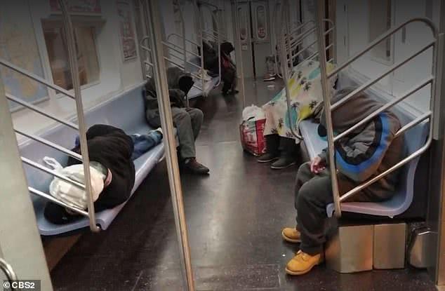 疫情下大量流浪汉占领纽约地铁，吃喝拉撒睡全在车上