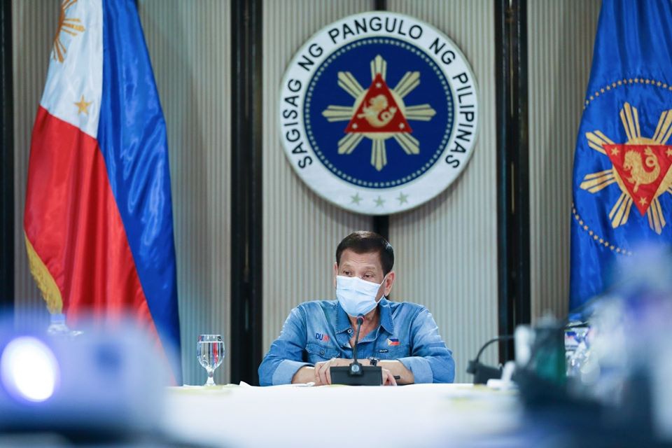 杜特尔特示范佩戴方法 呼吁菲律宾民众戴上口罩