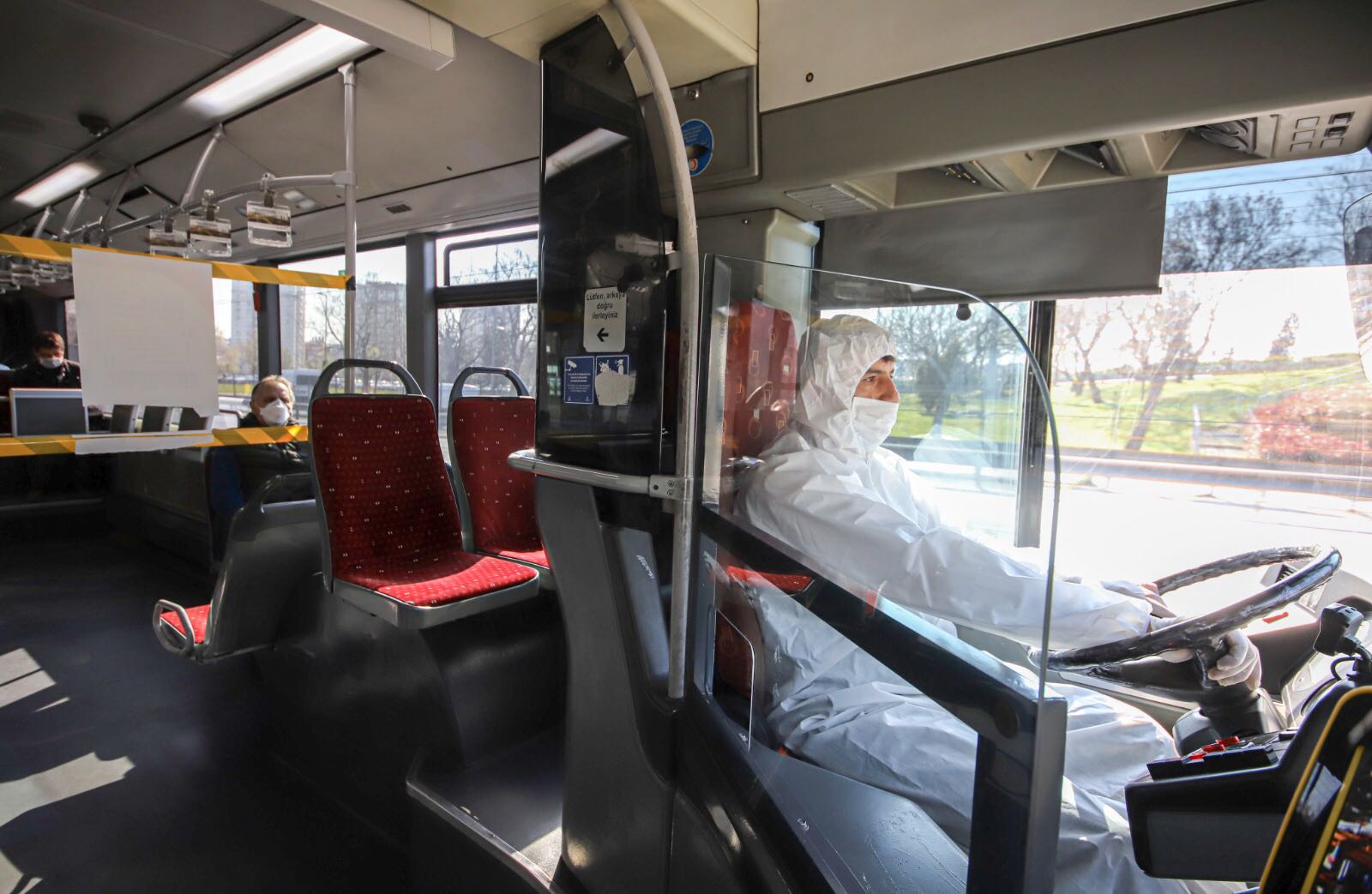 土耳其伊斯坦布尔抗疫新举措 公交司机穿上防护服