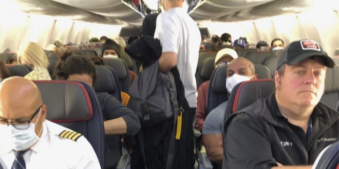 美国内航班拥挤满员 近半数乘客不戴口罩(图)