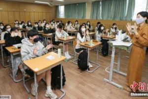 韩国中小学最后一批学生返校 家长忧校园群聚性感染缩略图