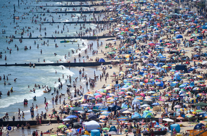 英国学校警告：避免海滩度假 可能无法在9月1日复课